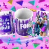 Tres tazas sublimadas con diseños para el Día del Niño y Fortnite, sobre fondo rosa con patrones geométricos vibrantes. Una taza dice 'Feliz día del Niño' en púrpura, otra muestra el logo de Fortnite en púrpura y la tercera presenta personajes de Fortnite.
