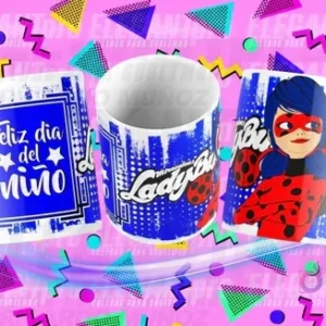 Tres tazas sublimadas con diseños para el Día del Niño y Ladybug, sobre fondo rosa con patrones geométricos. Una taza dice 'Feliz día del Niño' en azul, otra muestra el logo 'Ladybug', y la tercera presenta a Miraculous Ladybug.