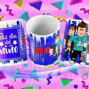 Tres tazas sublimadas con diseños para el Día del Niño y Roblox, sobre fondo rosa con patrones geométricos. Una taza dice 'Feliz día del Niño' en azul, otra muestra el logo 'ROBLOX', y la tercera presenta a avatares de Roblox.