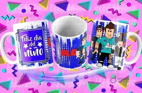 Tres tazas sublimadas con diseños para el Día del Niño y Roblox, sobre fondo rosa con patrones geométricos. Una taza dice 'Feliz día del Niño' en azul, otra muestra el logo 'ROBLOX', y la tercera presenta a avatares de Roblox. Tres tazas sublimadas con diseños para el Día del Niño y Roblox, sobre fondo rosa con patrones geométricos. Una taza dice 'Feliz día del Niño' en azul, otra muestra el logo 'ROBLOX', y la tercera presenta a avatares de Roblox.