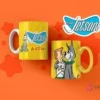 Taza de sublimación amarilla con diseño de Los Supersónicos, mostrando a Astro y la familia