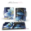 Taza sublimada con elegante flor 3D azul vibrante y ornamentos dorados en fondo azul oscuro. Vista frontal y plantilla para sublimar.