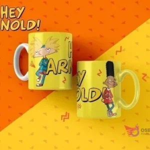 Par de tazas amarillas de sublimación con diseños de Hey Arnold!, mostrando a Arnold y Gerald
