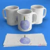 Tres tazas blancas para sublimación con diseño de El Principito de pie sobre un planeta púrpura con estrellas doradas y fondo azul. Se muestran dos plantillas impresas de la misma ilustración.