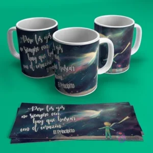 Tres tazas blancas para sublimar con diseño de El Principito observando una paloma luminosa en el espacio estelar, acompañadas de la cita 'Pero los ojos no siempre ven, hay que buscar con el corazón' sobre fondo verde oscuro.