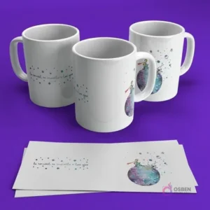 Tres tazas blancas para sublimar con El Principito sobre un planeta salpicado de colores estelares y la famosa frase 'Lo esencial es invisible a los ojos'. Fondo violeta.