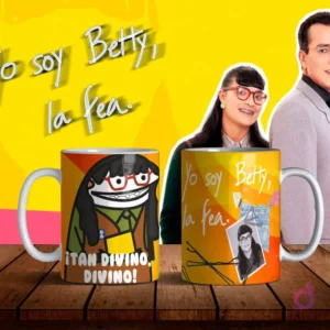 Dos tazas de sublimación con diseños de Flork Betty la Fea, una con la frase '¡TAN DIVINO, DIVINO!' y otra con Betty Pinzón original, sobre mesa de madera con fondo amarillo y personajes de la telenovela.