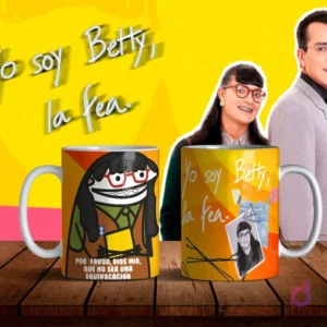 Dos tazas de sublimación con diseños de Flork Betty la Fea, una con la frase 'POR FAVOR, DIOS MÍO, QUE NO SEA UNA EQUIVOCACIÓN' y otra con Betty Pinzón original, sobre mesa de madera con fondo amarillo y personajes de la telenovela.