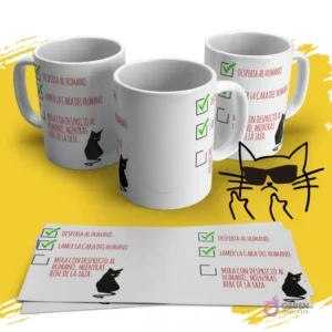 Mockup de taza blanca con diseño de gato negro con checklist 'Despierta al humano', 'Lamer la cara del humano', 'Mira con desprecio al humano, mientras bebe de la taza'. Vista de tres tazas con la plantilla extendida al frente sobre fondo amarillo.
