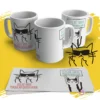 Mockup de taza blanca con diseño de gato negro con gafas de sol y dedo corazón levantado, con la frase 'Llegué tarde porque no quería venir' en rojo. Vista de tres tazas con la plantilla extendida al frente sobre fondo amarillo.