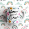 Taza blanca con frase 'Nunca dejes de Soñar' decorada con flores rosadas, azules y naranjas, sobre fondo de arcoíris pastel.