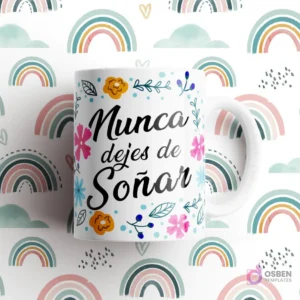 Taza blanca con frase 'Nunca dejes de Soñar' decorada con flores rosadas, azules y naranjas, sobre fondo de arcoíris pastel.