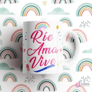 Taza blanca con frase 'Ríe Ama Vive' en degradado fucsia y azul, con corazones y estrellas, sobre fondo de arcoíris pastel.