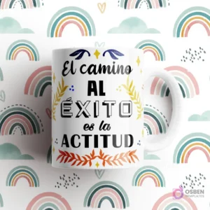 Taza blanca con frase 'El camino AL ÉXITO es la ACTITUD' con laureles y detalles decorativos, sobre fondo de arcoíris.