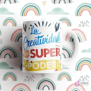 Taza blanca con frase 'La Creatividad ES MI SUPER PODER' con una cinta y elementos naturales, sobre fondo de arcoíris pastel.