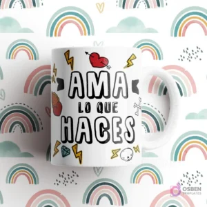 Taza blanca con frase 'AMA LO QUE HACES' con iconos de corazón, rayos, diamante, calavera y huesos, sobre fondo de arcoíris.