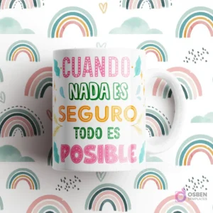 Taza blanca con frase 'CUANDO NADA ES SEGURO TODO ES POSIBLE' con tipografía colorida y hojas decorativas, sobre fondo de arcoíris pastel.