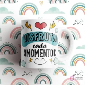 Taza blanca con frase 'DISFRUTA cada MOMENTO' con corazón, rayos y una cara sonriente, sobre fondo de arcoíris pastel.