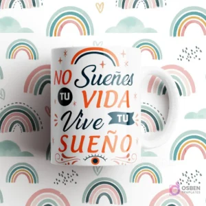 Taza blanca con frase 'NO Sueñes TU VIDA Vive TU SUEÑO' con diseño estilizado y un ojo, sobre fondo de arcoíris.