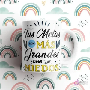 Taza blanca con frase 'Tus Metas son MÁS Grandes que tus MIEDOS' con hojas y estrellas decorativas, sobre fondo de arcoíris pastel.