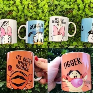 Ocho tazas sublimadas con personajes Disney (Daisy, Donald, Tigger) sobre césped verde, mostrando diseños frontal y trasero.