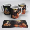 Taza sublimada con diseño de Naruto Uzumaki en pose clásica, fondo oscuro, y plantilla de diseño a sus pies. Incluye realidad aumentada.