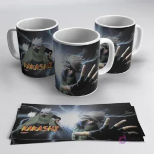 Taza sublimada con diseño de Kakashi Hatake realizando un jutsu de rayo, fondo eléctrico, y plantilla de diseño a sus pies. Incluye realidad aumentada.