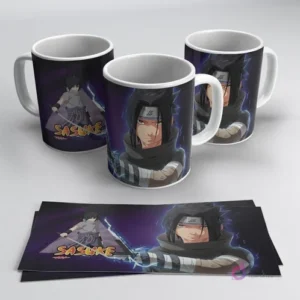 Taza sublimada con diseño de Sasuke Uchiha, fondo morado con relámpagos, y plantilla de diseño a sus pies. Incluye realidad aumentada.