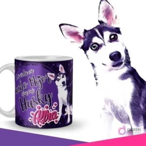 Taza con diseño de cachorro Husky y frase 'La vida va mucho mejor con mi Husky Kira', al lado de una ilustración vibrante de un Husky con ojos de diferente color