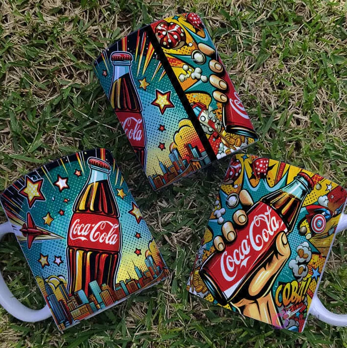 Diseños Pop Art Coca Cola en tazas, con botellas, estrellas y efectos de cómic Diseños Pop Art Coca Cola en tazas, con botellas, estrellas y efectos de cómic