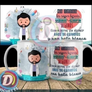 Taza sublimada con diseño de doctor 'Dr. García' con la frase 'No todos los súper héroes usan capa, algunos tienen bata blanca' y elementos médicos de fondo.