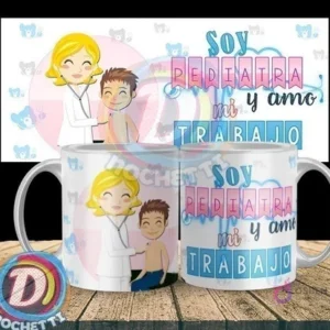 Taza sublimada con diseño de pediatra 'Soy Pediatra y amo mi trabajo' mostrando a una doctora examinando a un niño, con ositos de fondo.