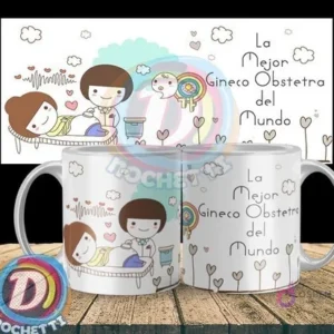 Taza sublimada con diseño de ginecóloga 'La Mejor Gineco Obstetra del Mundo' mostrando a una doctora atendiendo a una mujer embarazada, con corazones y nubes.