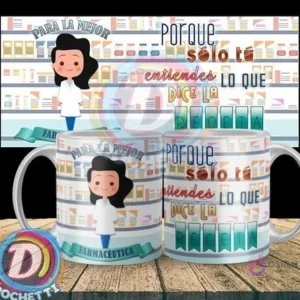Taza sublimada con diseño de farmacéutica 'Farmacéutica' y la frase 'Porque solo tú entiendes lo que dice la receta', con estantes de medicamentos.