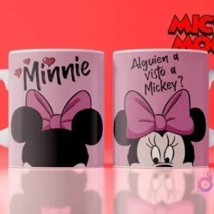 Taza blanca sublimada con diseño de Minnie Mouse de Disney, con su lazo rosa y corazones, y la frase 'Alguien a visto a Mickey?' sobre fondo rojo.