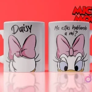 Taza blanca sublimada con diseño de la Pata Daisy de Disney, con su lazo rosa, y la frase 'Me estás hablando a mí?' sobre fondo rojo.
