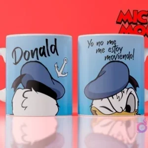 Taza blanca sublimada con diseño del Pato Donald de Disney, con su gorro de marinero azul, y la frase 'Yo no me estoy moviendo!' sobre fondo rojo.