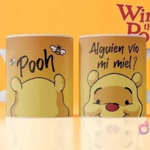 Taza de cerámica sublimada con diseño de Winnie the Pooh, color naranja, con la frase 'Alguien vio mi miel?' y abejas volando.