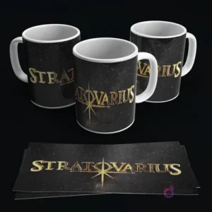 Mugs negros sublimados con el logo dorado de Stratovarius sobre fondo espacial, con hojas de sublimación.