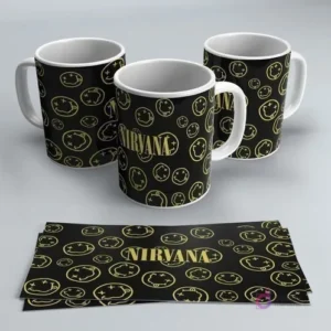 Mugs negros sublimados con el logo de Nirvana y un patrón de caras sonrientes amarillas.