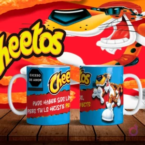 Mockup de dos tazas blancas con diseños de Chester Cheetos en azul y frase de amor 'Pudo haber sido imperfecto, pero tú lo hiciste perfecto' sobre fondo naranja de Cheetos.