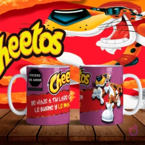 Mockup de dos tazas blancas con diseños de Chester Cheetos en morado y frase de amor 'Yo viajé a tu lado en lo bueno y lo malo' sobre fondo naranja de Cheetos.