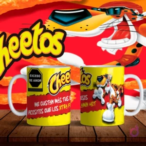 Mockup de dos tazas blancas con diseños de Chester Cheetos en amarillo y frase de amor 'Me gustan más tus picositos que los Extra Hot' sobre fondo naranja de Cheetos.