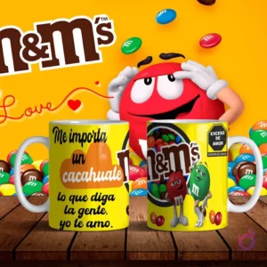 Mockup de dos tazas blancas con diseños de M&M's en amarillo y frase 'Me importa un cacahuate lo que diga la gente, yo te amo' sobre fondo amarillo con personajes M&M's.