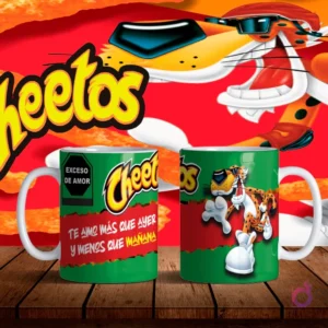 Mockup de dos tazas blancas con diseños de Chester Cheetos en verde y frase de amor 'Te amo más que ayer y menos que mañana' sobre fondo naranja de Cheetos.