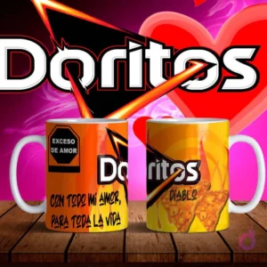 Mockup de dos tazas blancas con diseños de Doritos Diablo en naranja y frase 'Con todo mi amor, para toda la vida' sobre fondo degradado rosa y negro con logo Doritos.