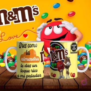 Mockup de dos tazas blancas con diseños de M&M's de almendra en amarillo y frase 'Eres como la almendra, le das un toque rico a mi paladar' sobre fondo amarillo con personajes M&M's.