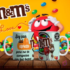 Mockup de dos tazas blancas con diseños de M&M's en amarillo y frase 'Soy tan del espresso pero no se compara con tus besos' sobre fondo amarillo con personajes M&M's.
