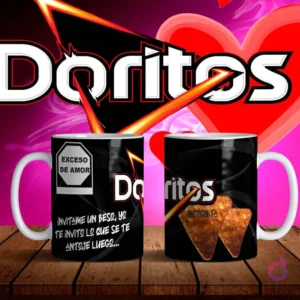 Mockup de dos tazas blancas con diseños de Doritos Incógnita en negro y frase 'Invítame un beso, yo te invito lo que se te antoje luego' sobre fondo degradado rosa y negro con logo Doritos.