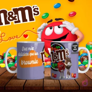 Mockup de dos tazas blancas con diseños de M&M's de brownie en morado y frase 'Eres más deliciosa que un brownie' sobre fondo amarillo con personajes M&M's.